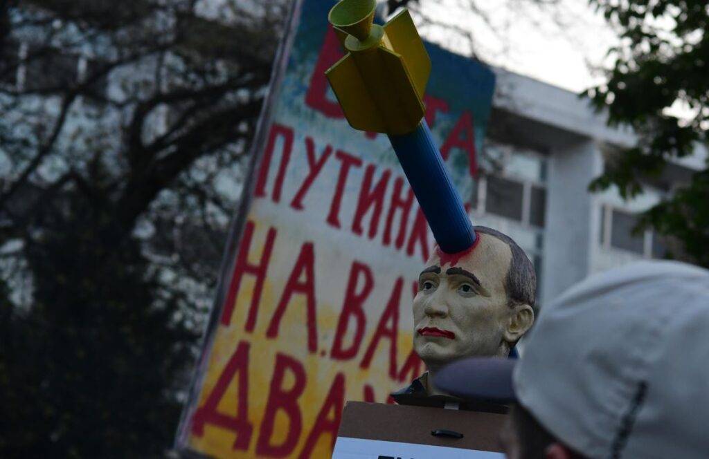 Хиляди граждани изпълниха улиците на София в марш срещу руския фашизъм (СНИМКИ) - Zashtoto