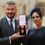 Крал Чарлз III присъди рицарско звание на сър Дейвид Бекъм в костюм, барнат от Виктория (ВИДЕО+СНИМКИ) - Zashtoto