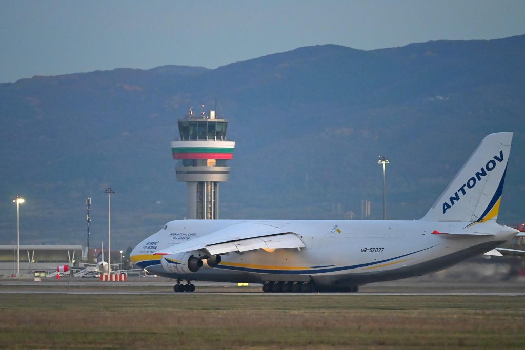Огромен украински „Антонов-124 Руслан" кацна на летището в София (СНИМКИ) - Zashtoto