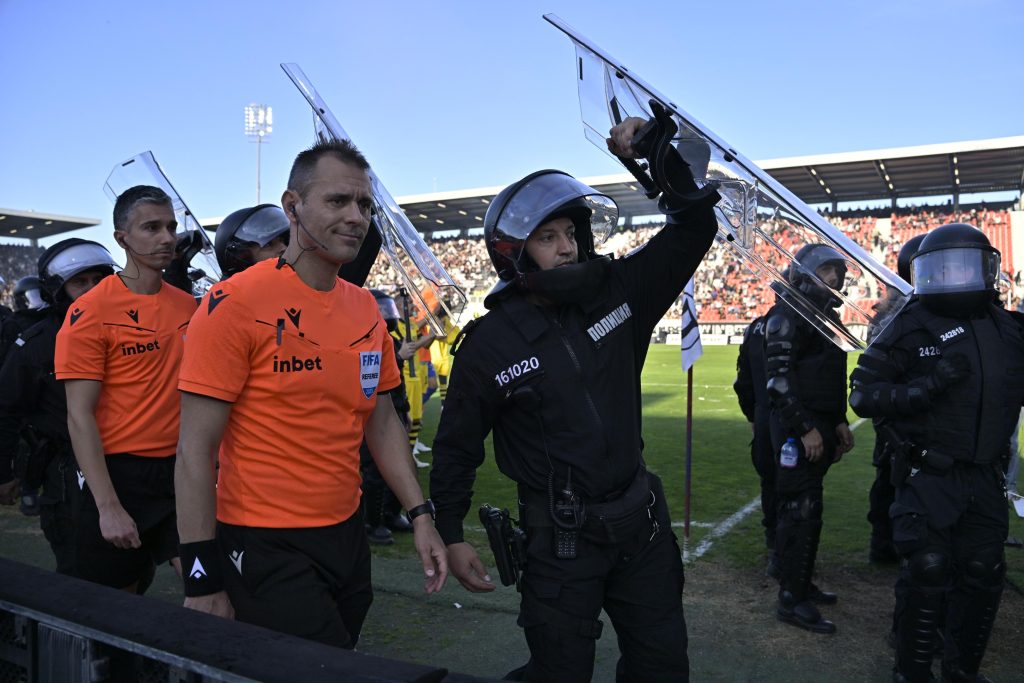 Прекратиха пловдивското дерби заради брутален инцидент (СНИМКИ) - Zashtoto