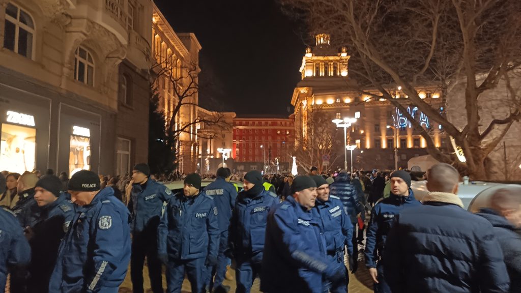 От Софийския университет до Триъгълника на властта - хиляди на протеста (СНИМКИ/ВИДЕО) От Софийския университет до Триъгълника на властта - хиляди на протеста (СНИМКИ/ВИДЕО) - Zashtoto