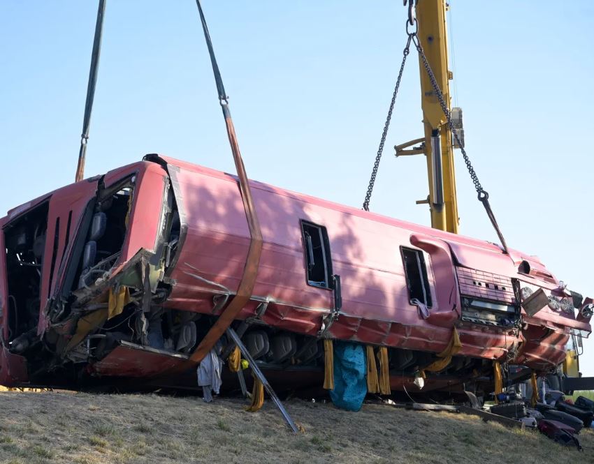 Автобус от Полша катастрофира в Унгария, 12 души са загинали Автобус от Полша катастрофира в Унгария, 12 души са загинали - Zashtoto
